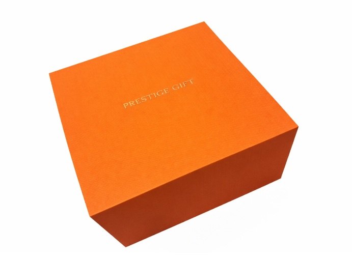 PRESTIGE GIFT 문구가 있는 오렌지색 선물 상자